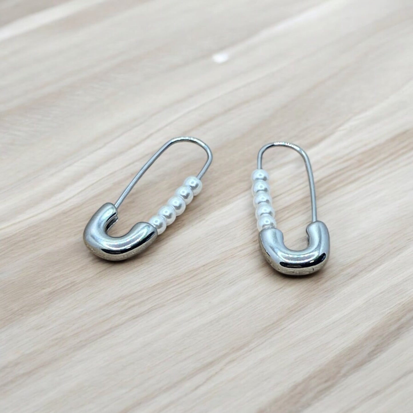 Boucles d'oreilles Original Mode style épingle à nourrice et ces petites perles blanches - Acier inoxydable doré ou Argenté
