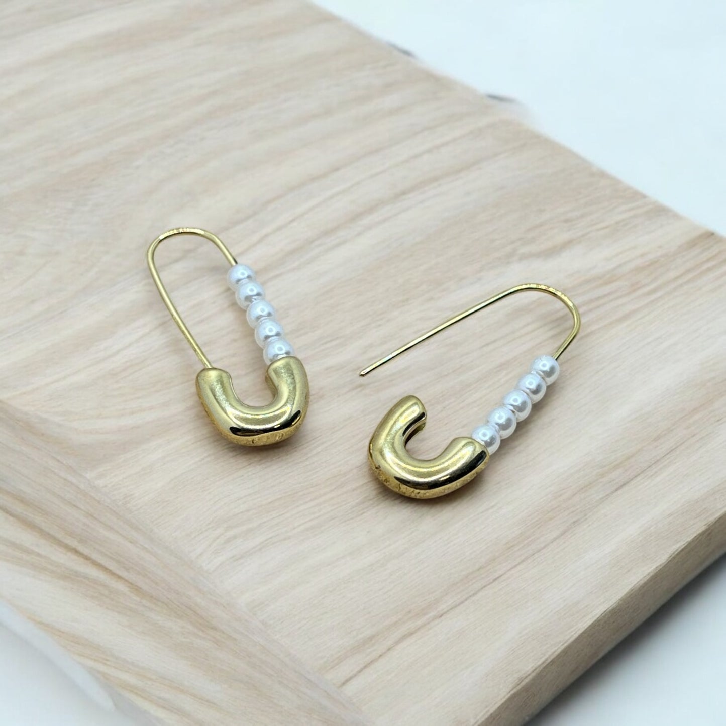 Boucles d'oreilles Original Mode style épingle à nourrice et ces petites perles blanches - Acier inoxydable doré ou Argenté