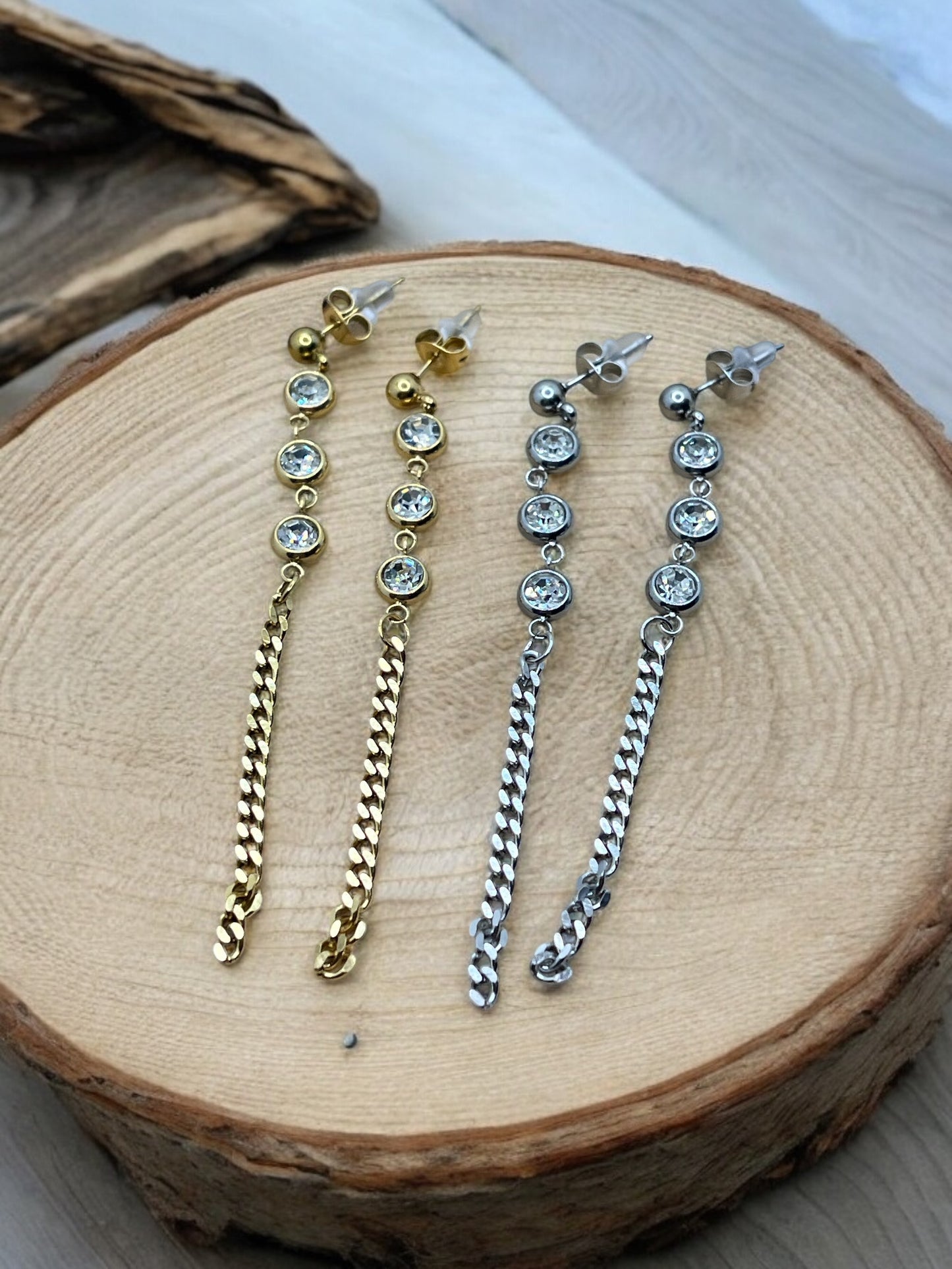Boucles d'oreilles pendentif ornés de 3 strass brillant et d'une chainette - Acier inoxydable