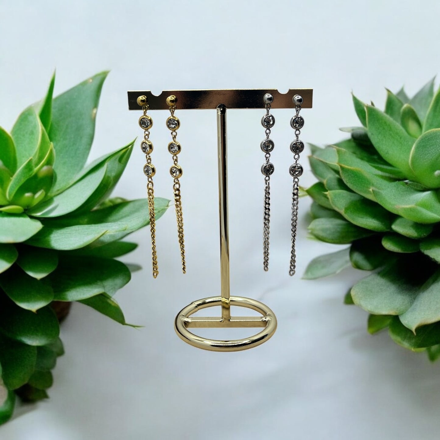 Boucles d'oreilles pendentif ornés de 3 strass brillant et d'une chainette - Acier inoxydable