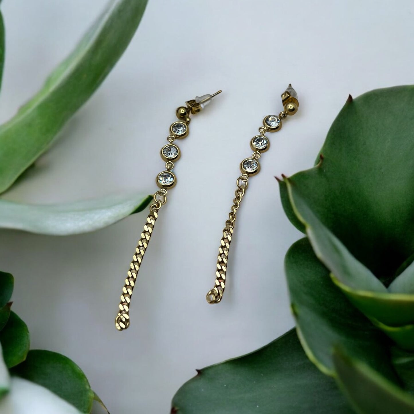 Boucles d'oreilles pendentif ornés de 3 strass brillant et d'une chainette - Acier inoxydable