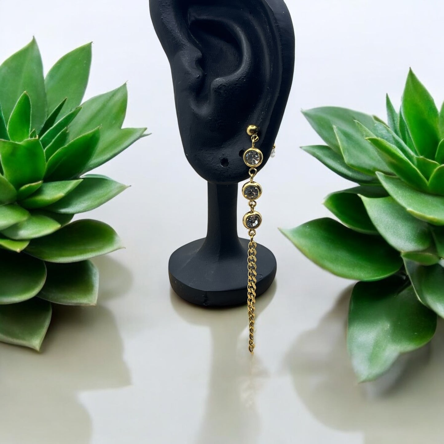 Boucles d'oreilles pendentif ornés de 3 strass brillant et d'une chainette - Acier inoxydable