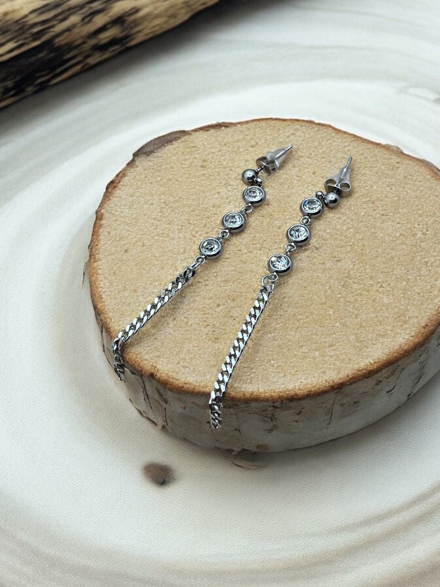 Boucles d'oreilles pendentif ornés de 3 strass brillant et d'une chainette - Acier inoxydable